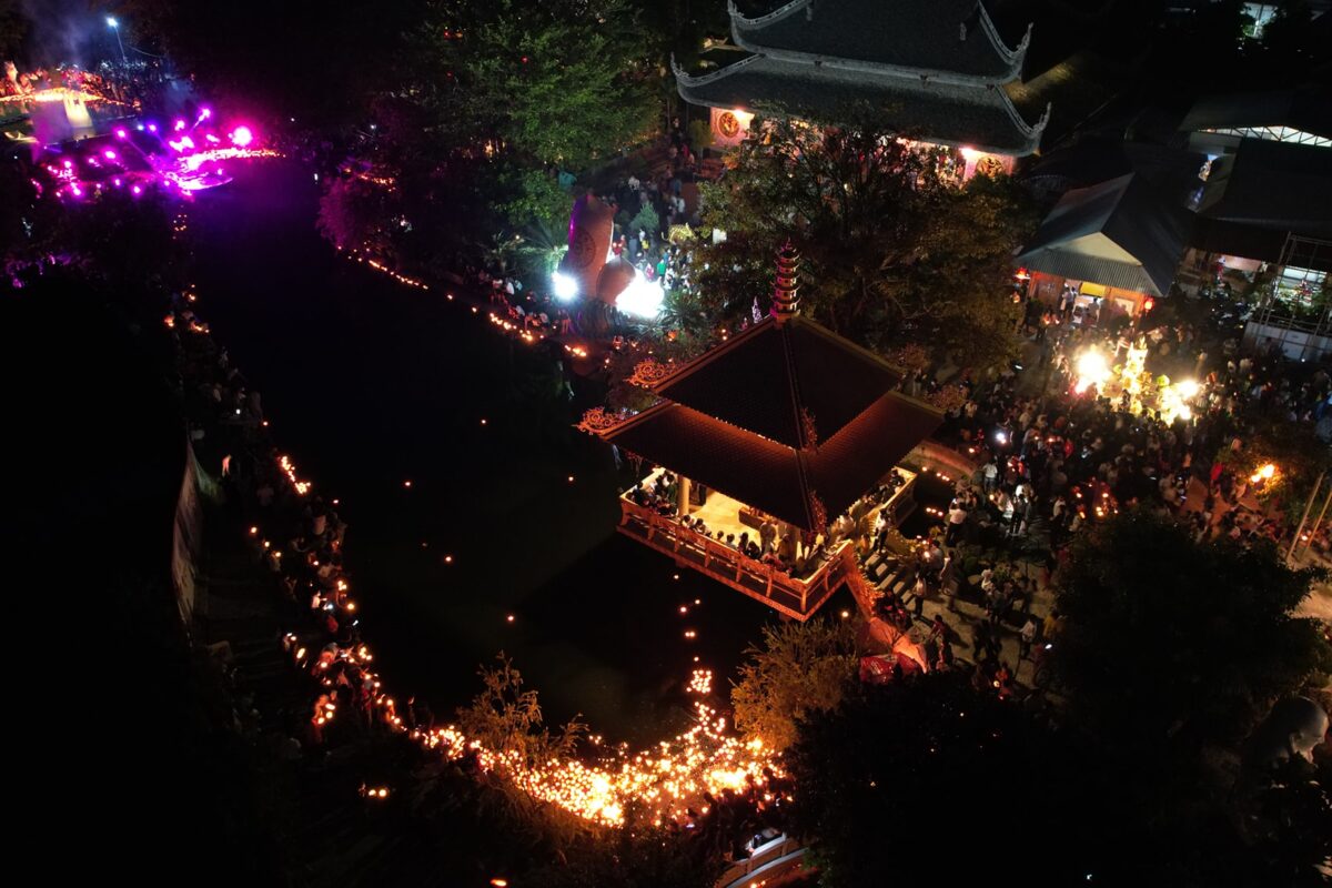 Lung linh hoa đăng đêm Vu lan báo hiếu tại chùa Thanh Lương